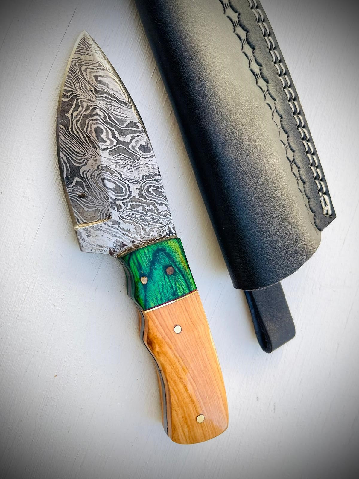 Damascus Steel Hunting Knife, Handmade Full Tang Skinner Knife, Fixed-Blade- Knife & Hunting Knife, Camping Knives & Hunting Knives, Olive Wood & Rose  Wood Handle with Leather Knife Sheath